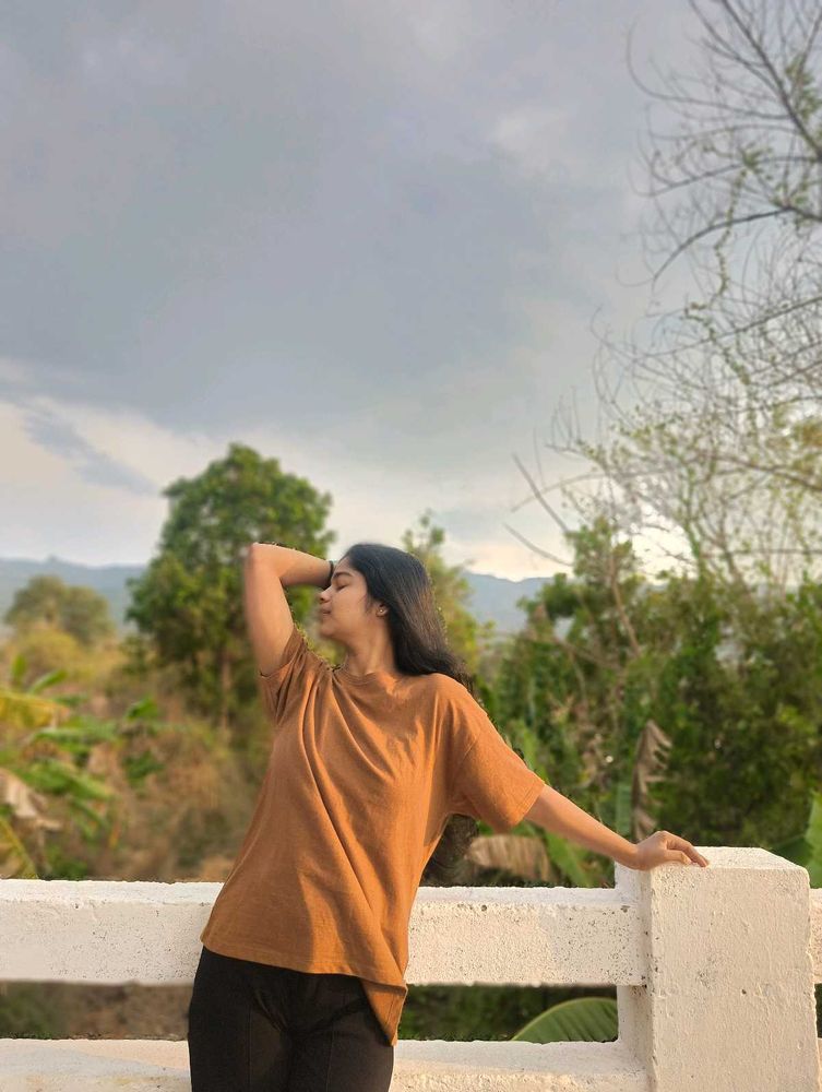 Selling: Brown oversized t-shirt – comfy, stylish