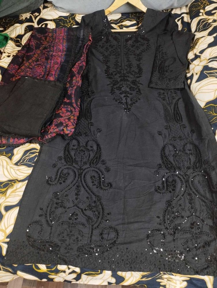 Trending Pakistani Suit