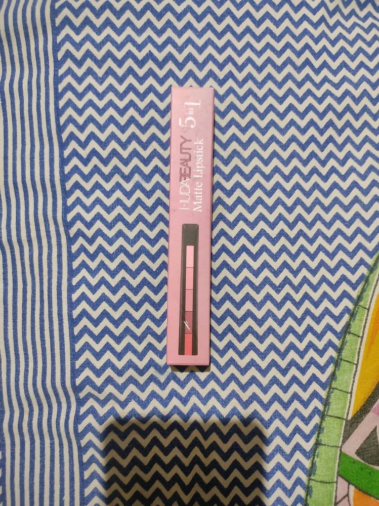 Name: Latest 5in1 Lipstick,Product Name: Latest 5in1 Lipstick,Finish: Matte,Color: Combo Of Different Color,Net Quantity (N): 1,Country of Origin: India