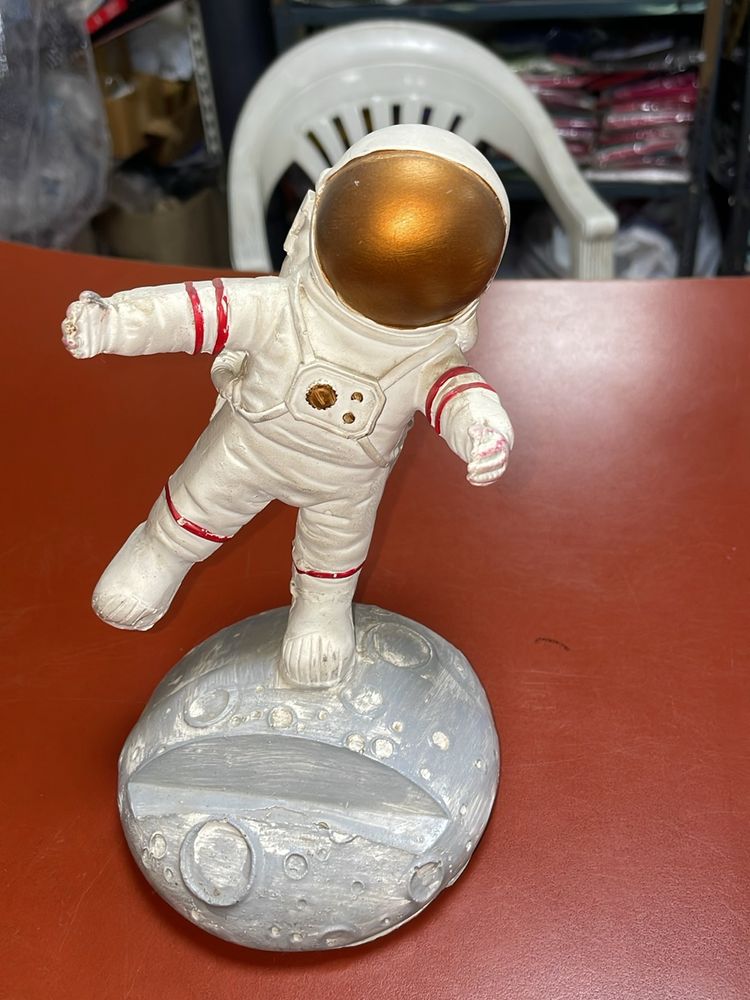 Stylish Resin Figurines Antique Astronaut Mobile S