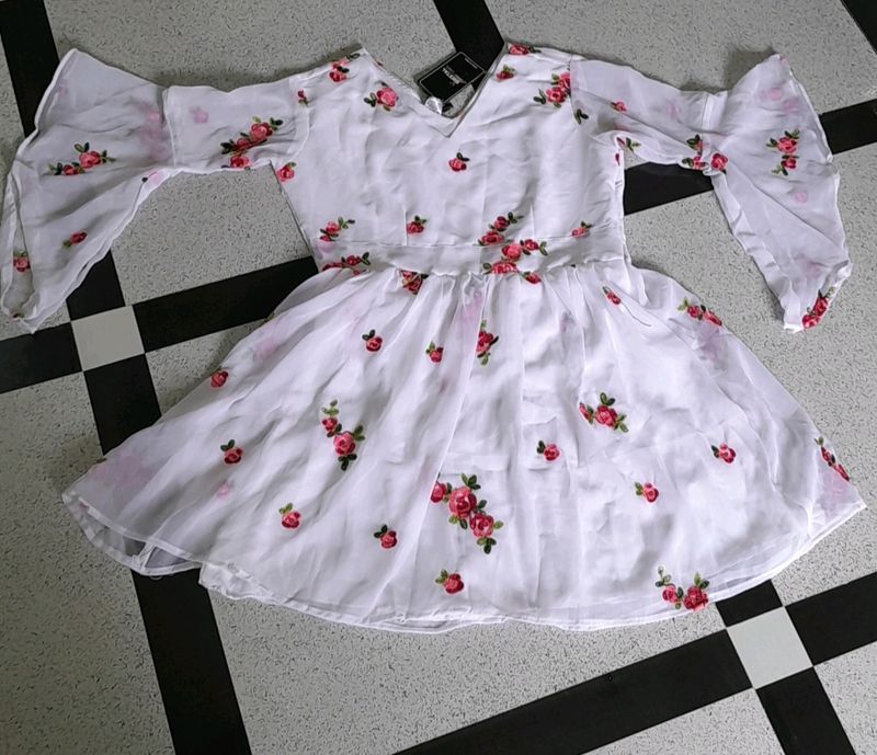GeorgetteStyleFit &amp; FlarePatternEmbroideredNeck St
