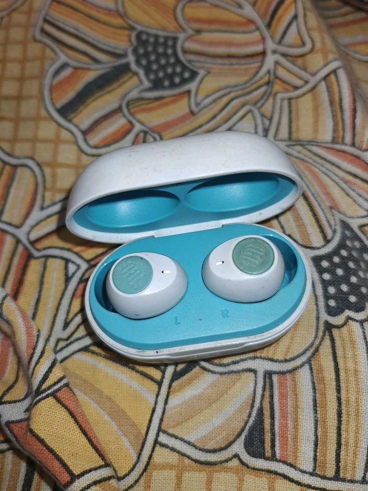 JBL Vibe 100TWS Earbuds right side working