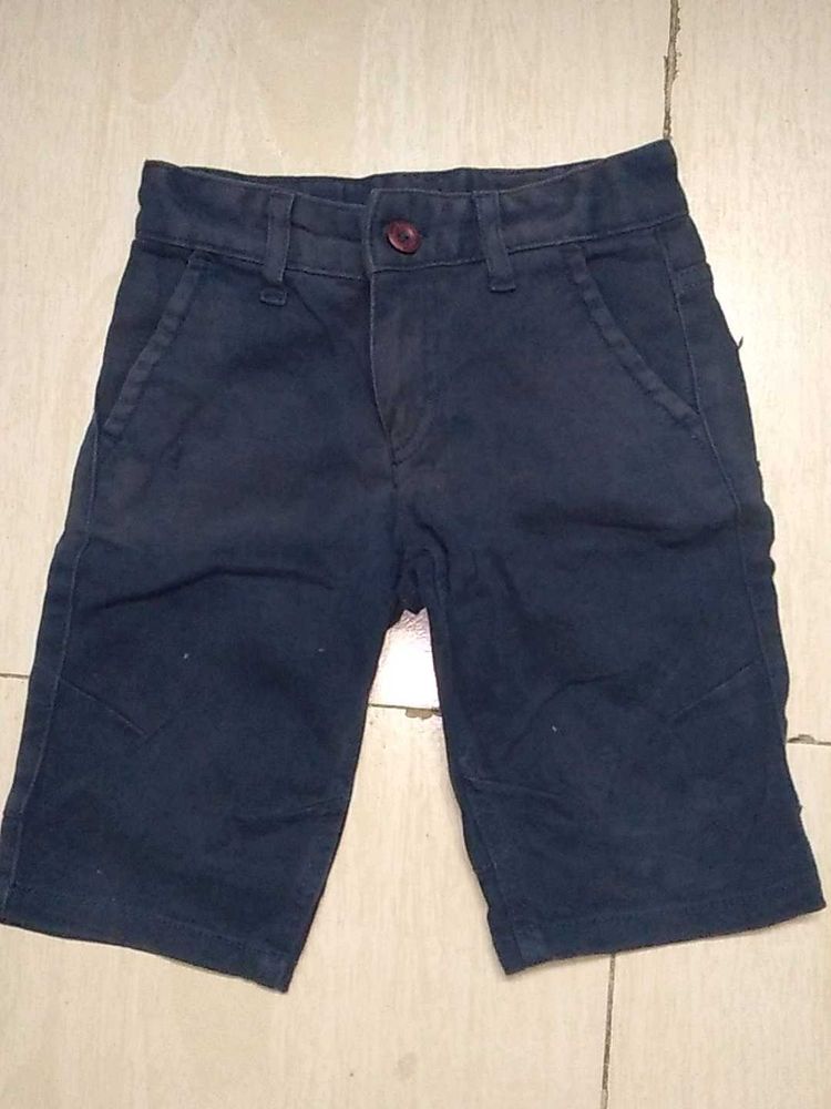 UNITED COLOURS OF BENETTON BOYS BLUE SHORTS.