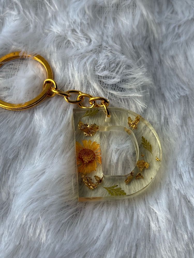 🌼 Golden Bloom “D” Resin Keychain 🌼
