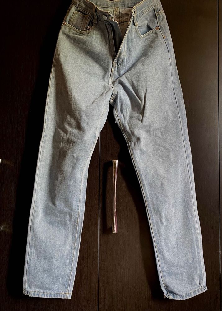 High Waist Mom Jeans – Light Wash
