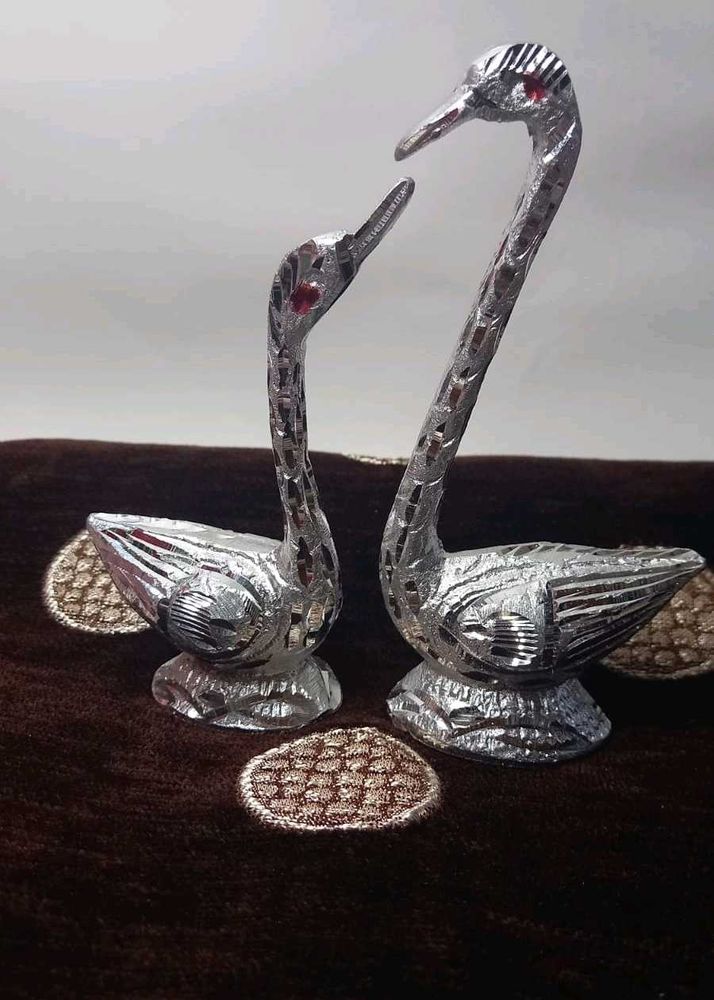 Swan Showpiece set in silver metal