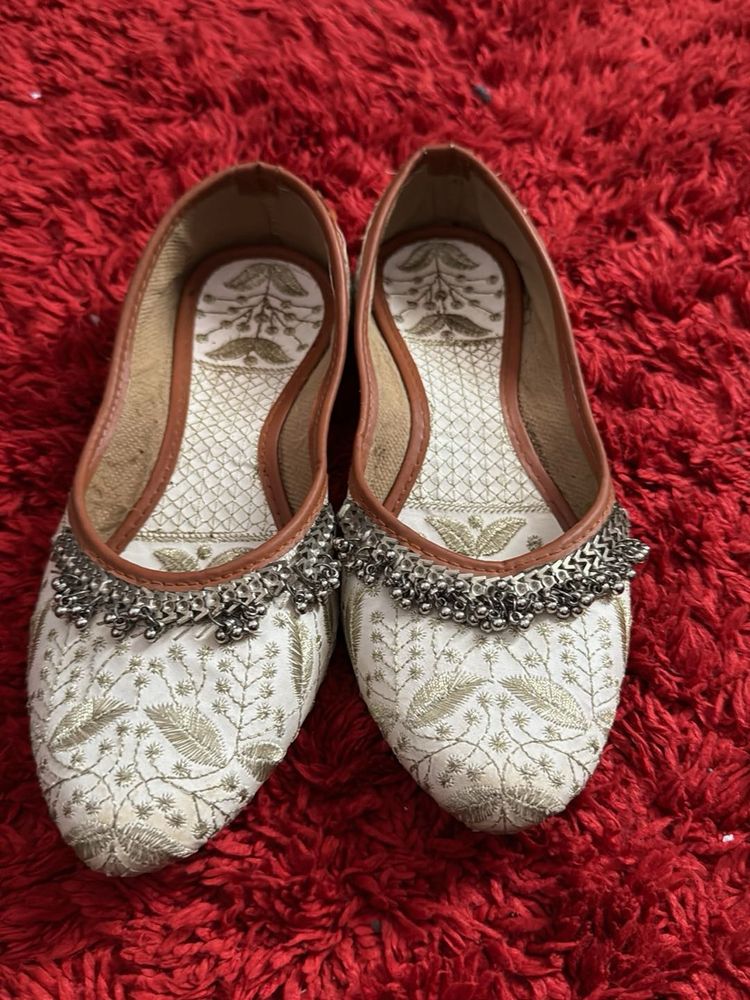 Embroidered Jutti Flats
