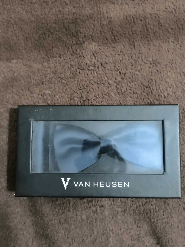 Van Heusen Set Of Bowties And Pocket Square