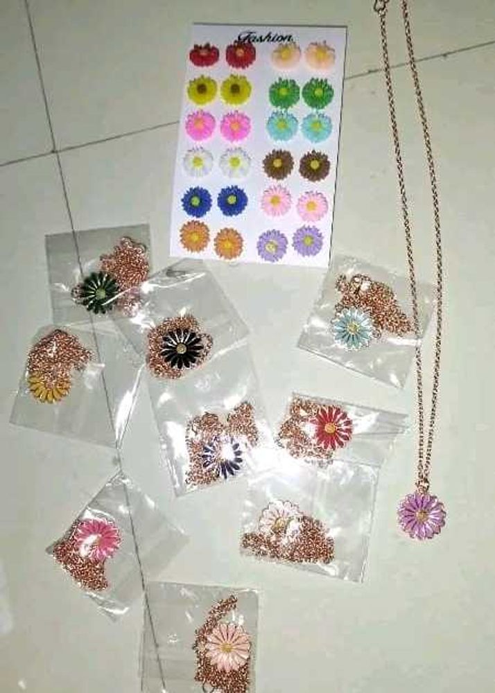 Flower set chain with earrings.