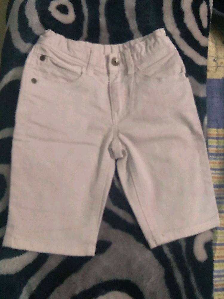 SMART WHITE SHORTS FOR THE AGE OF 5-6 YEARS...