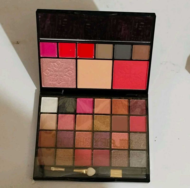 HILARYRAHODA&#39;S EYEKIT