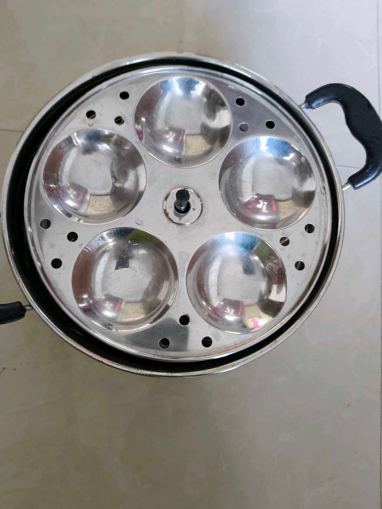 Idli Maker,Slight Bend In Lid Bt Still Usable