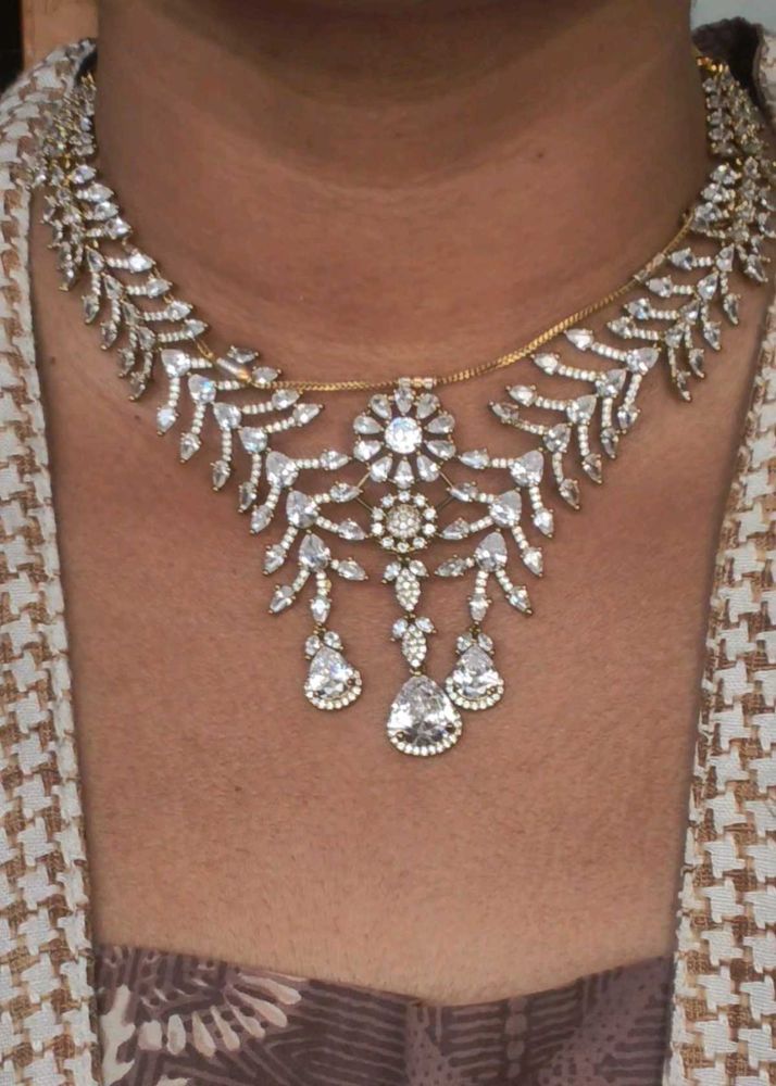 Sri Ad Neck Set