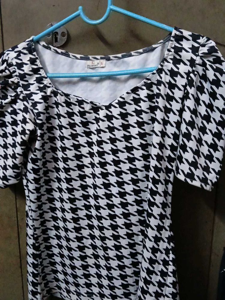 Patterned Women&#39;s Top