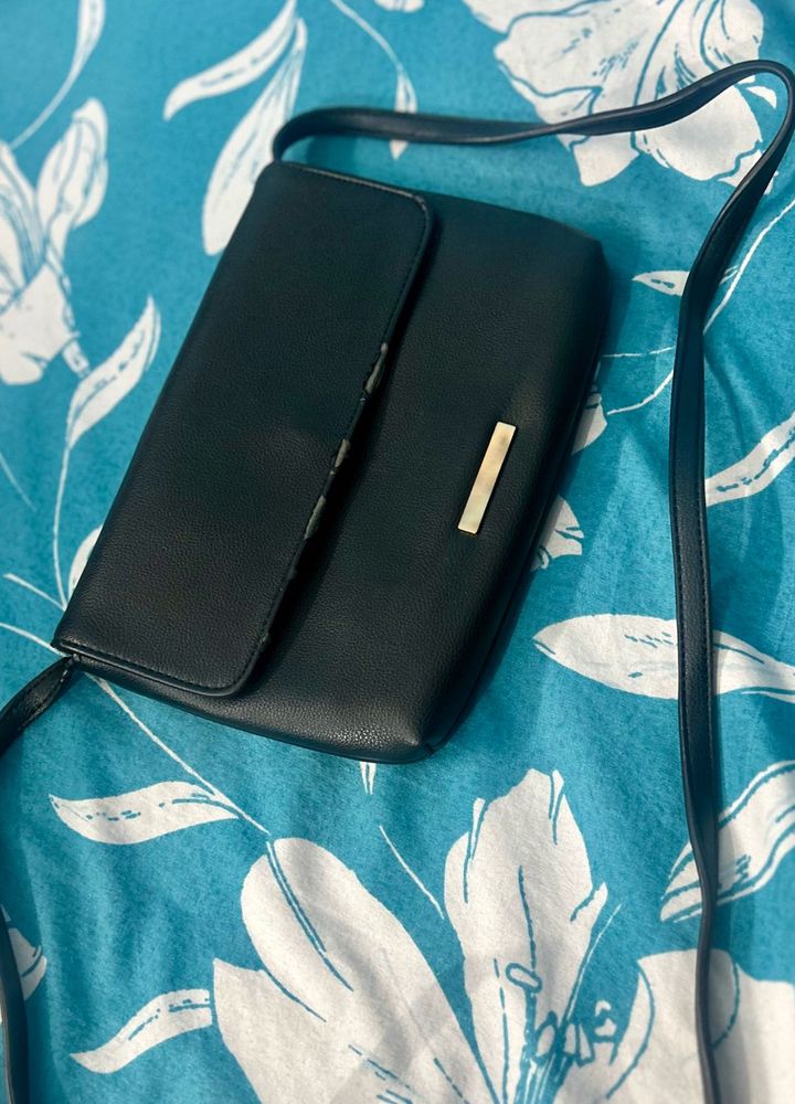 FOREVER NEW Black Crossbody Clutch