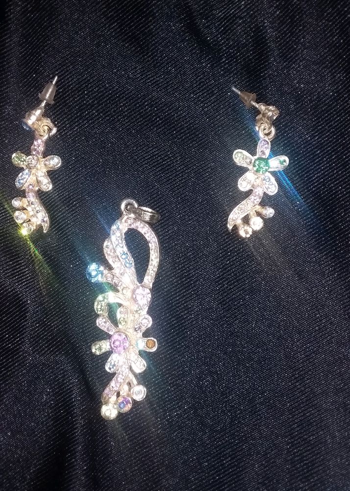 Pendant Set With Chain