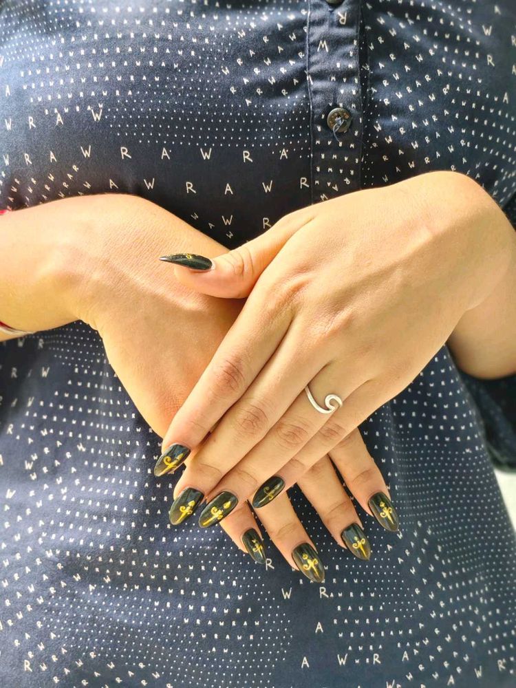 Black &amp; Gold Cross Press On Nali
