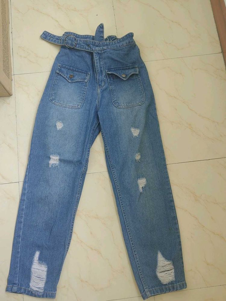 Distressed Denim Jeans with Belt mom fit