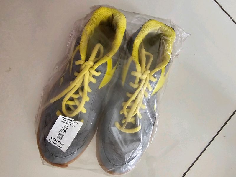 Nivia Badminton Shoes Size 8