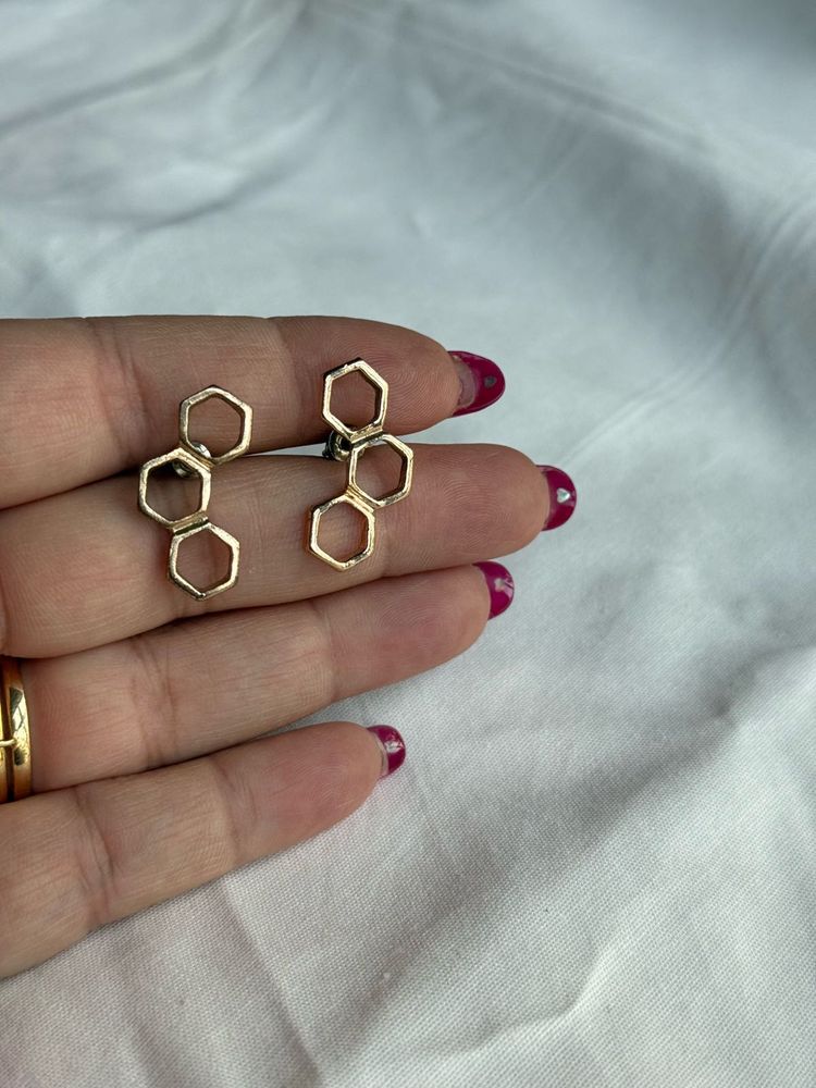 Honeycomb shaped golden studs earrings