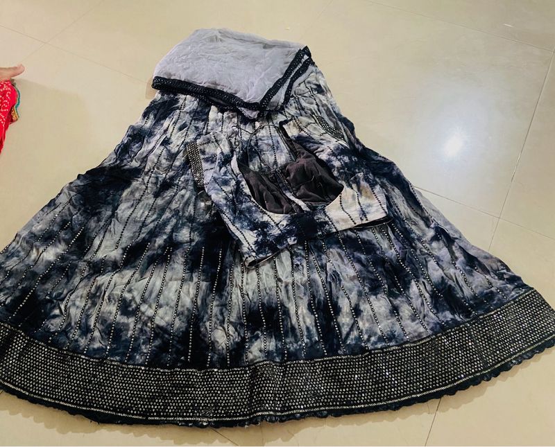 Lehenga, Blouse With Odhani 🖤🩶