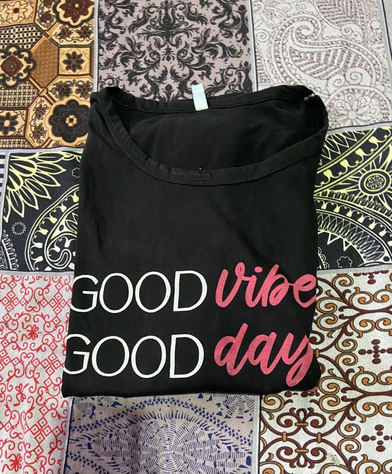 🖤Stylish Pre-Loved T-Shirt – Great Condition! 🖤