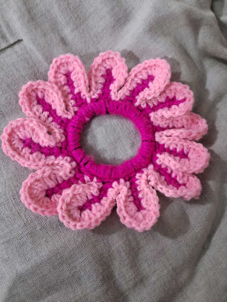 Pink Crochet Flower Scrunchie🌸🎀