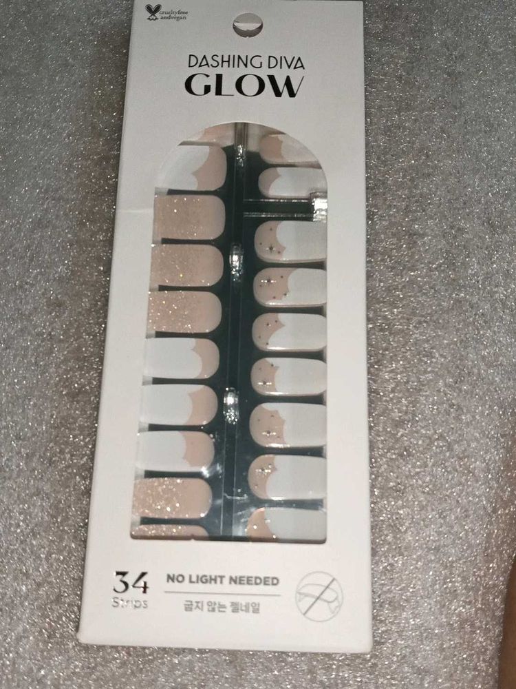 Dashing Diva GLOW Nail Strips