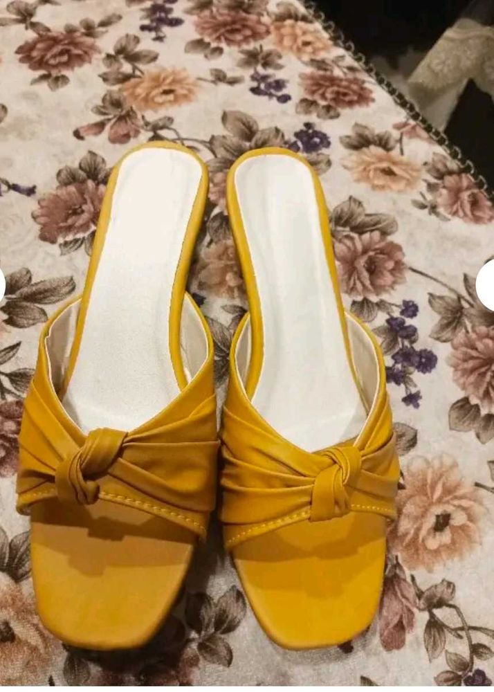 Yellow Knot Slides - Size 9
