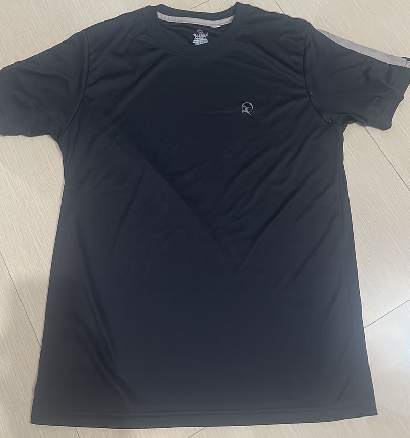 QUEBE C Black T Shirt