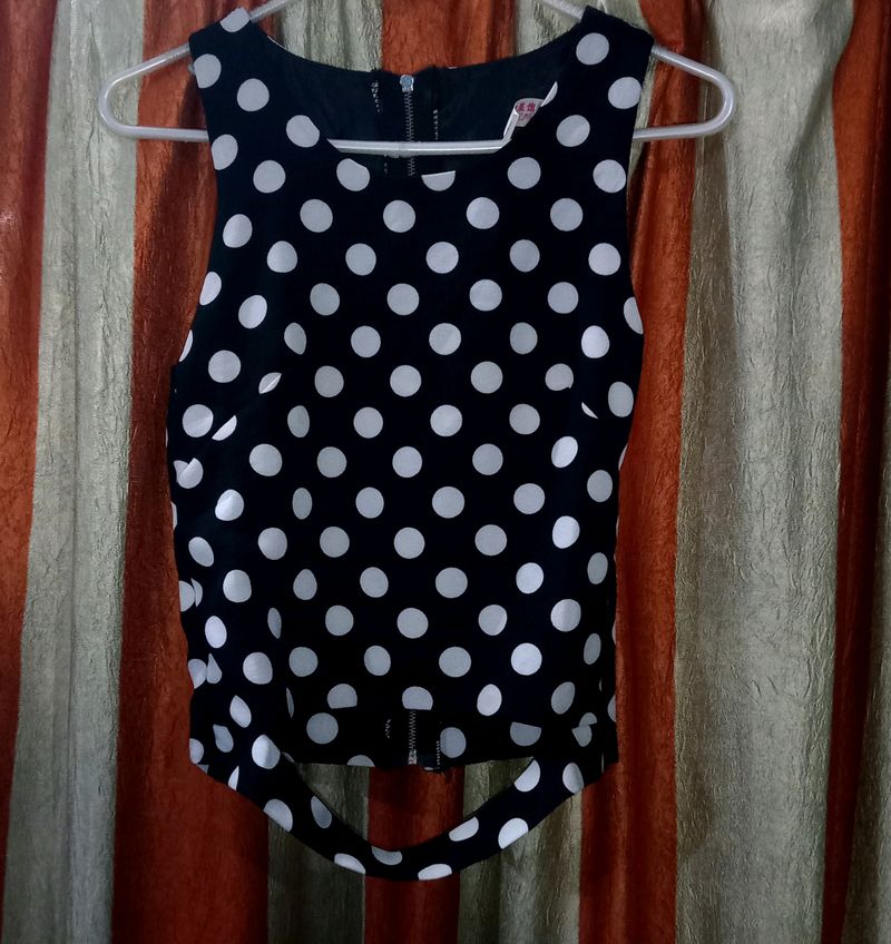 🎀Black And White Sleeveless Crop Top 🎀🎀