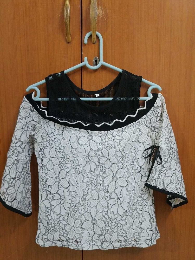 COLD SHOULDER LACE TOP