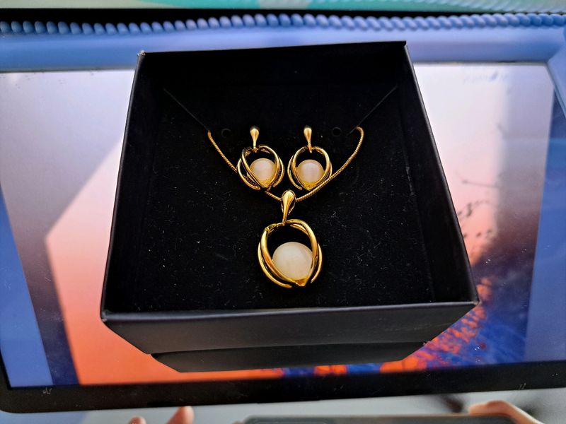 Avon Pendant With Earing .