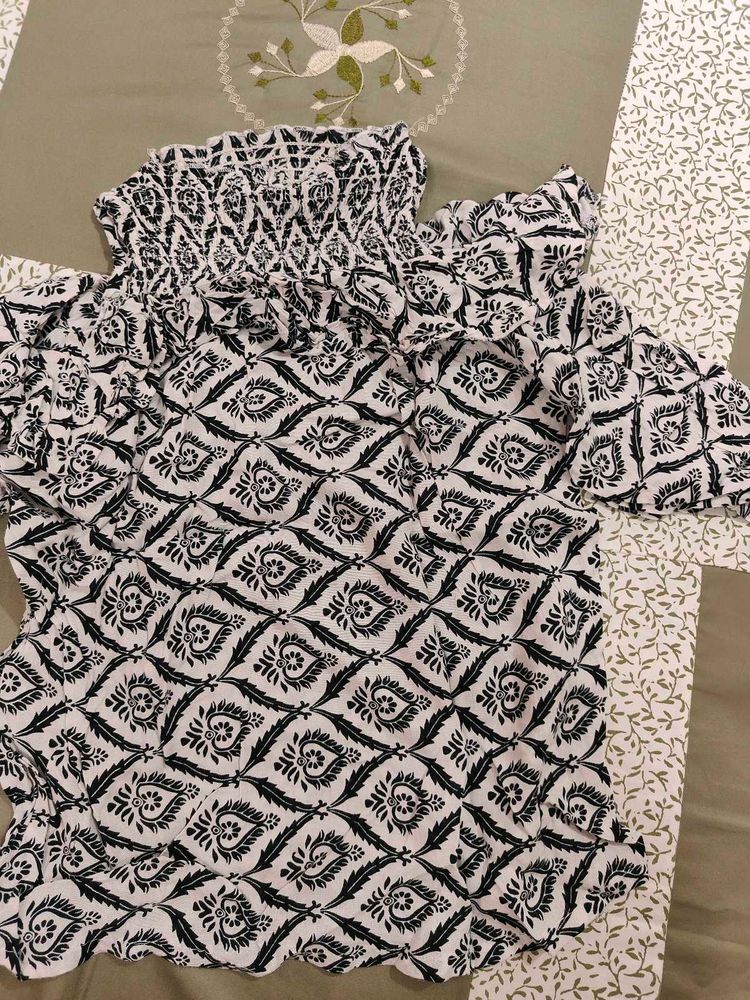 Patterned Black &amp; White Top cold shoulder