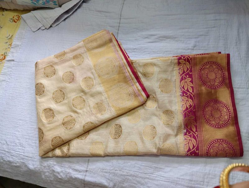 Cream Bararasi Saree With Dark Pink Border &amp; Pallu