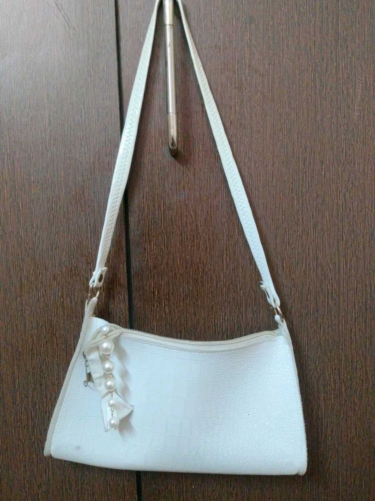 Selling fashionable bag .
