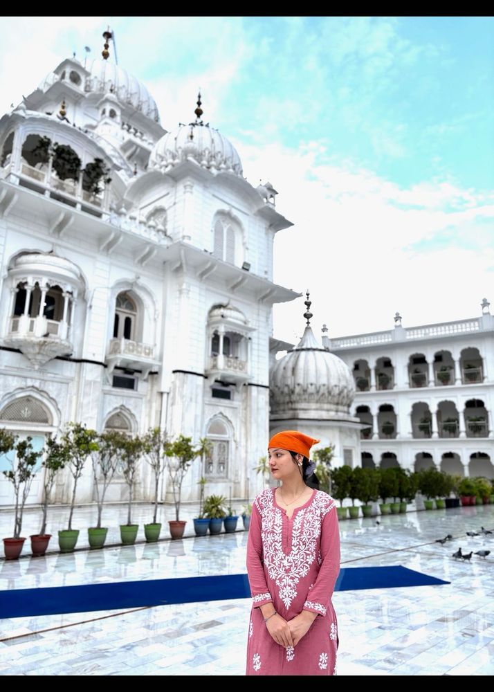 Elegant Pink Embroidered Kurta