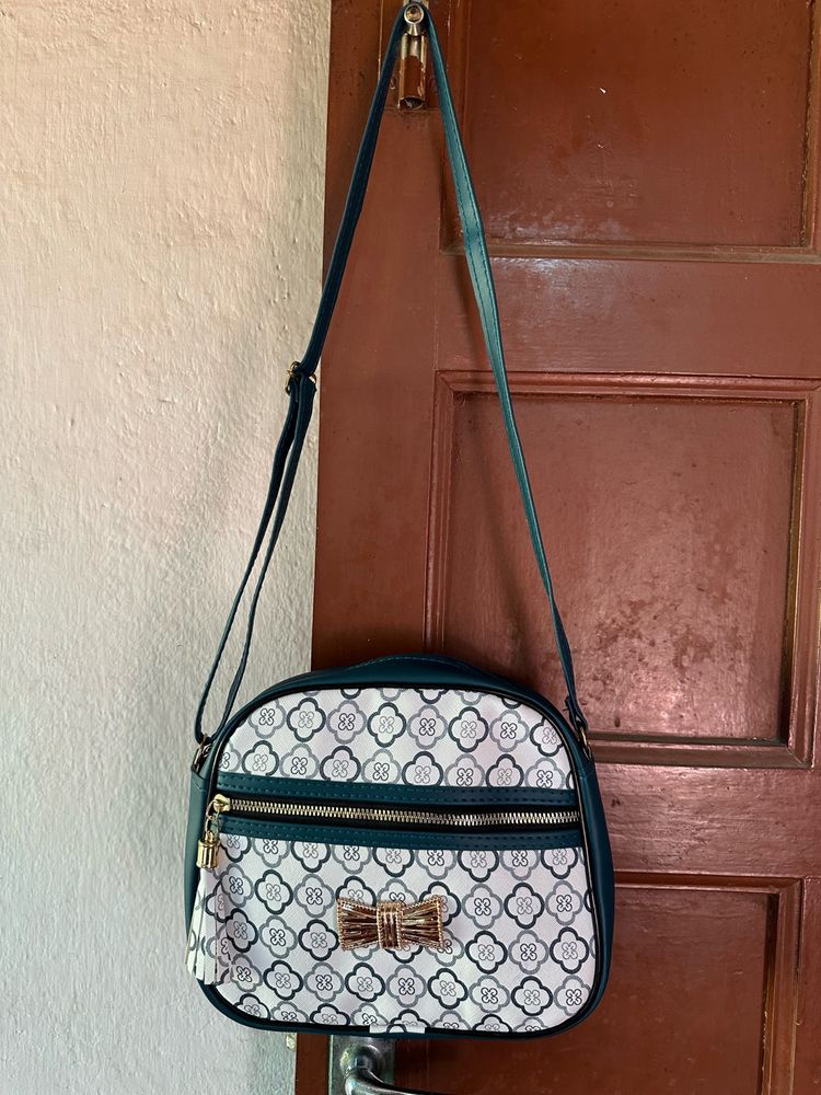 BRAND NEW LADIES SLING BAG