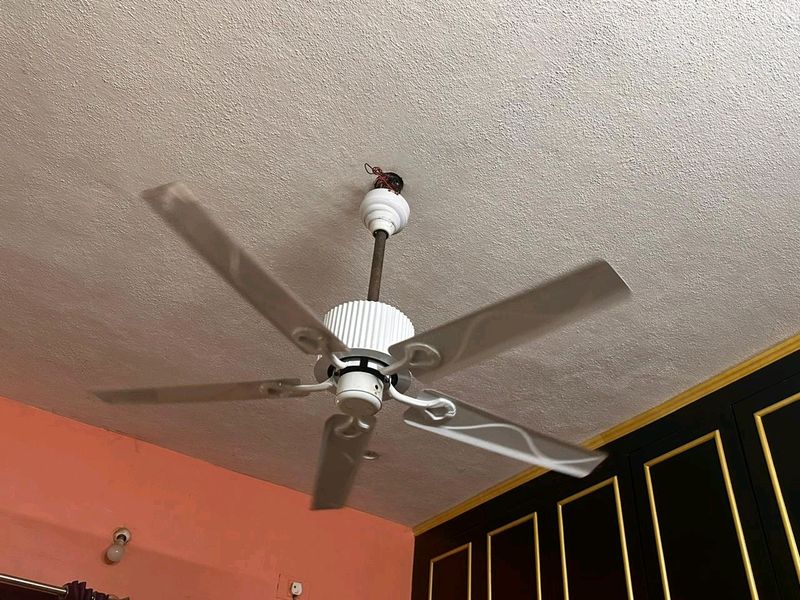 It&#39;s Heavy Ceiling FAN White Colour