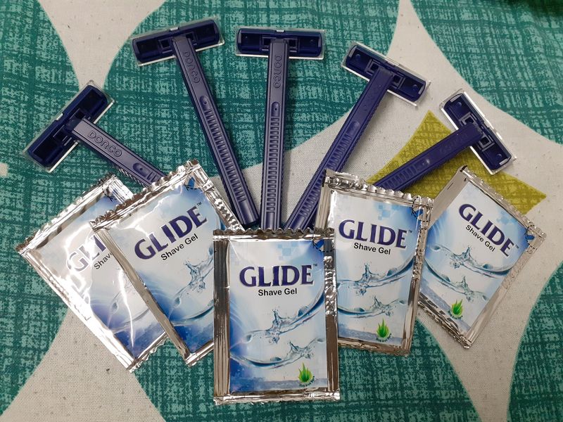 New &amp; Unused Set Of 5 Disposable Razor &amp; Glide Gel
