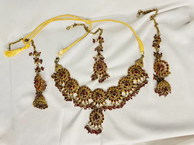 Ethnic 4 Piece Necklace Set With Mangtika