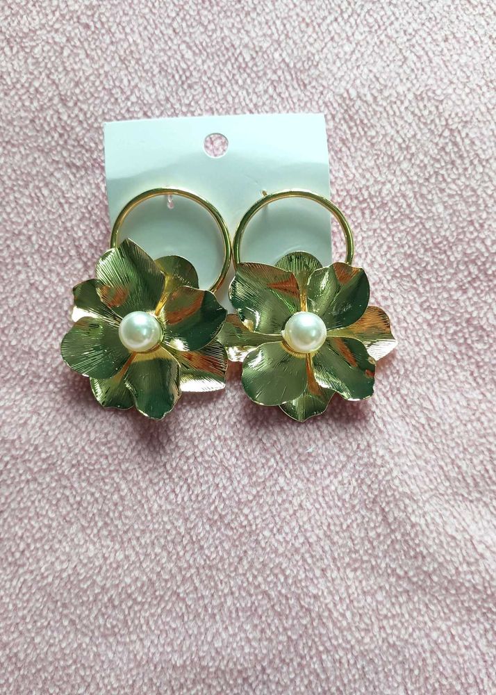 SALE 🆕Floral Pearl Earrings