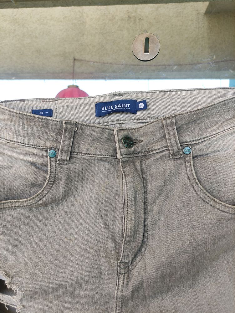 Highly Distressed Jeans In Grey