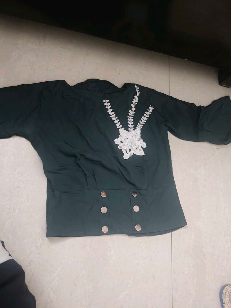 women crop top in green colour
