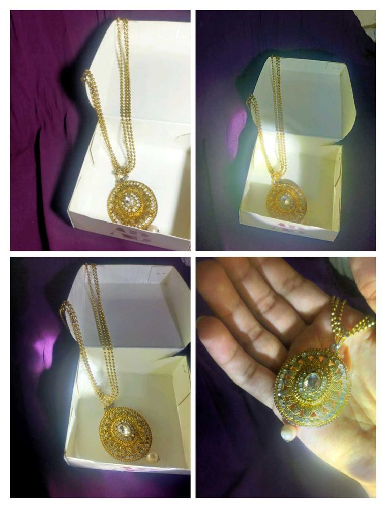 Golden neckpiece with matching Mangtika.