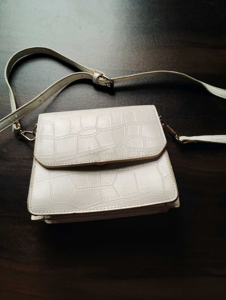 Beautiful Slingbag Off White