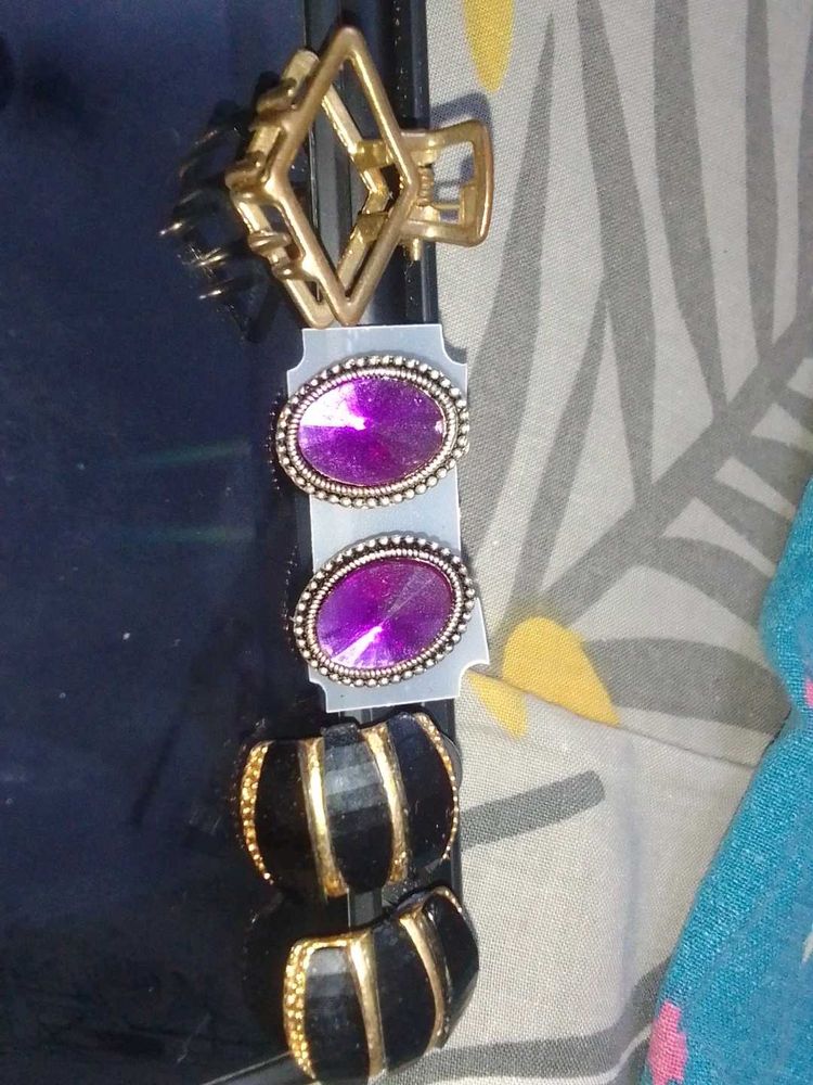 2 earings with a free mini golden clip