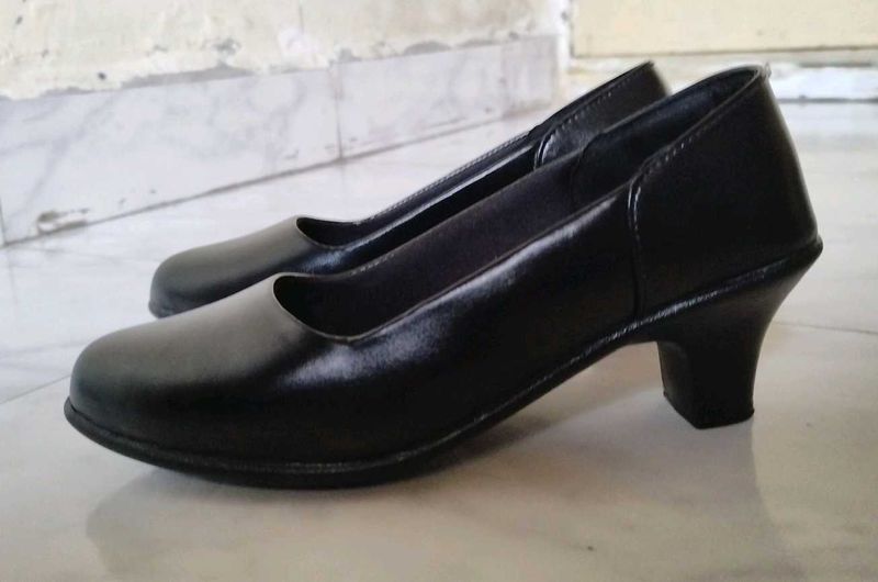 Classic Black Kitten Heel Pumps