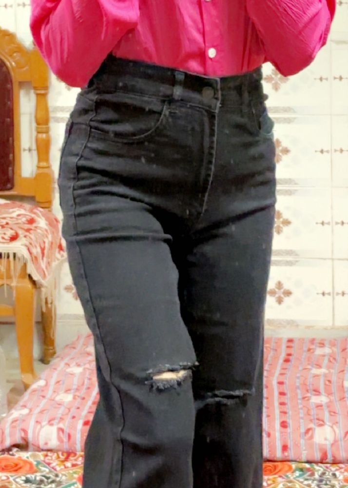 DISTRESSED JEANS