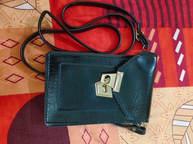 Chic Black Croc-Embossed Crossbody